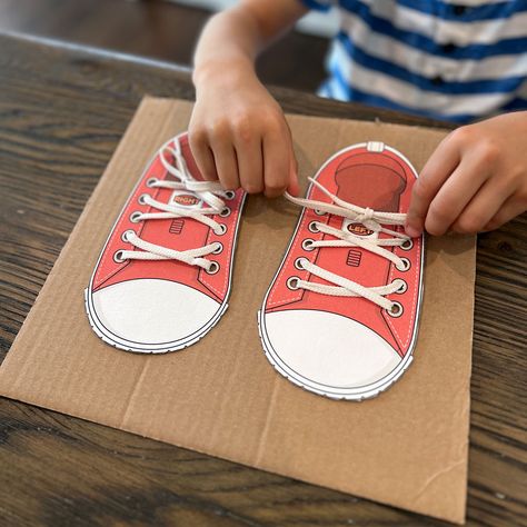 Shoelace Tying, Shoe Guide, Crayon Crafts, Paper Shoes, How To Tie Shoes, Free Printable Activities, Diy Tie, Fine Motor Skills Development, Shoe Image