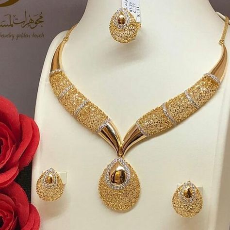 Dubai Gold Jewelry, Gold Necklace Indian Bridal Jewelry, Gold Jewelry Sets, Gold Pendant Jewelry, Gold Bride Jewelry, Antique Gold Jewelry, Gold Bangles Design, Gold Fashion Necklace, Gold Jewelry Simple