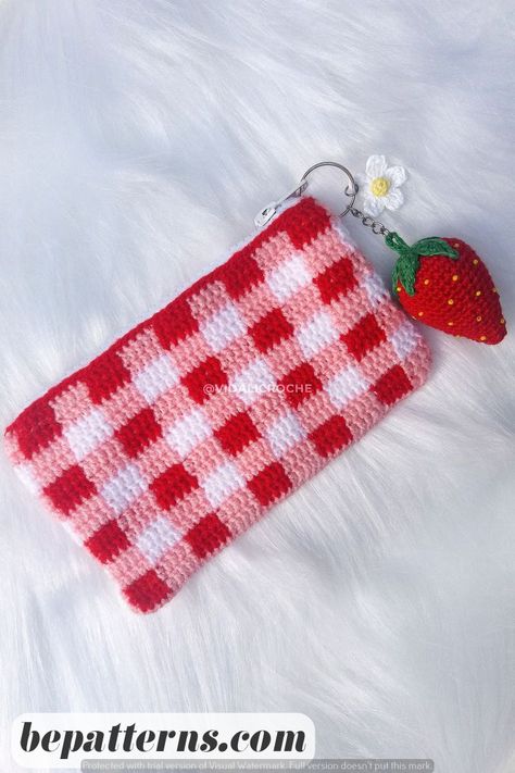 Beginner Crochet Bag Pattern | Free and Aesthetic Design | Cozy and Simple Crochet Pencil Case, Crochet Diy Tutorial, Crochet Wallet, Crochet Tutorial Pattern, Beginner Crochet Tutorial, Quick Crochet Patterns, Crochet Bag Pattern Free, Crochet Pouch, Crochet Business