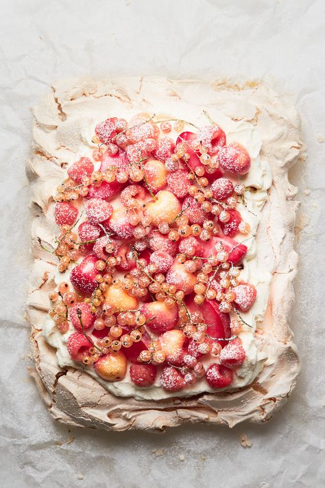 Summer Brita Cake - Beyond Sweet and Savory Dinner Party Planning, Savory Baking, Baking Lessons, Meringue Cake, Leftover Cake, Summer Cakes, Kitchen Cookbook, Fresh Fruits, Open Kitchen