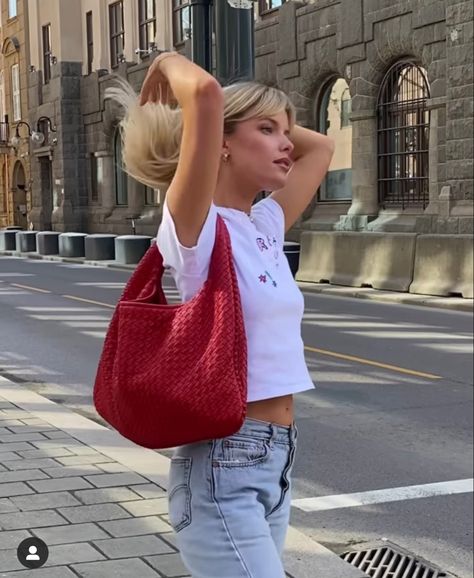 Bottega Veneta Hobo Bag Outfit, Red Leather Bag Outfit, Bottega Hobo, Bottega Veneta Bag Outfit, Hobo Bag Outfit, Red Bag Outfit, Therapist Outfit, Tote Bag Outfit, Bottega Bag