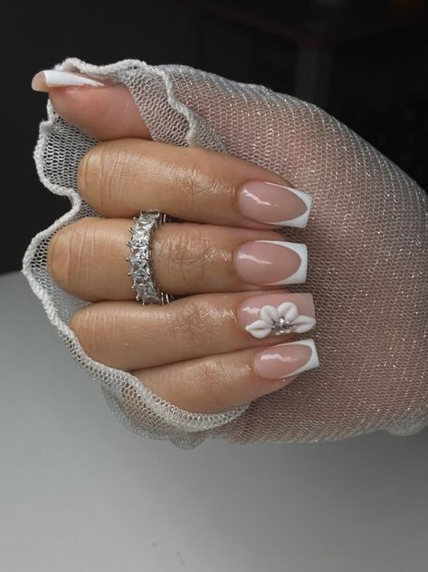 Nails With A Flower Design, Simple Quince Nails Short, Cute Simple Summer Nails Square, Medium Length Nails Spring, Simple Short Nail Designs Summer White, Hoco Nails Medium, Nail Inspo Back To School 2023, Acrylic Nails For Latinas, Short Quince Nails White