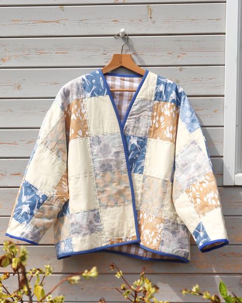 Sewing a quilted jacket from scratch - Patchwork and big stitch quilting Quilted Jacket Tutorial, Quilt Jacket Pattern, Quilted Jacket Pattern, Simple Sewing Tutorial, Jacket Diy, Sashiko Boro, Quilted Coats, Quilted Clothing, Tunic Sewing Patterns