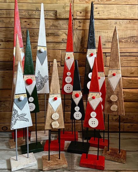 Tre Kunst, Christmas Diy Wood, Diy Jul, Wooden Christmas Crafts, Colour Hallway, Hobby Craft, Pallet Christmas, Entrance Modern, Xmas Deco