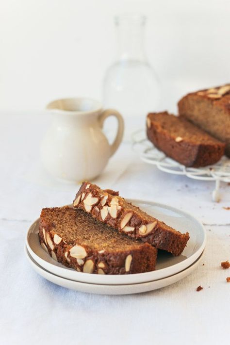 This super moist honey cake will fill your house with a wonderfully sweet and spicy scent. Being dairy-free, this delicious and easy cake is perfect for Rosh Hashanah or any other day of the year! Jewish Foods, Honey Cake Recipe, Biscoff Cheesecake, Honey Cake, New York Cheesecake, Loaf Cake, Pumpkin Muffins, Honey And Cinnamon, Rosh Hashanah