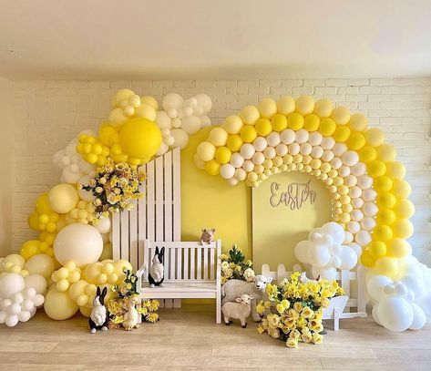 Charlie Brown Balloon Garland, Spring Back Drop Ideas, Yellow Birthday Theme, Yellow Themed Birthday Party, Yellow Balloon Garland, Yellow Birthday Parties, Bee Theme Party, Yellow Birthday, Spring Colours