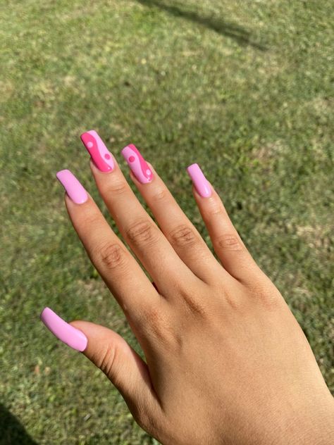 Pink Ying Yang Nails Acrylic, Pink Themed Nails, Pink Ying Yang Nails, Ying Yang Nails Acrylic, Cute Nails For Birthday Pink, Pink Ying Yang, Y2k Aesthetic Nails, Bubblegum Pink Nails, Ying Yang Nails