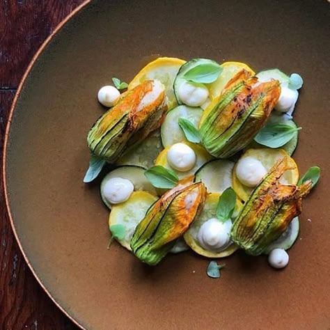 Spring Fine Dining, Summer Fine Dining, Charred Zucchini, Clean Appetizers, Zucchini Carpaccio, Lunch Bowl Recipe, Gastronomic Food, Food Garnish, Lemon Aioli