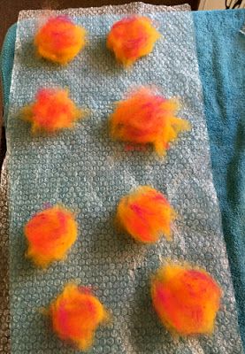 Wet Felting Tutorial, Felt Flower Tutorial, Felting Tutorial, Felted Flowers, Roving Wool, Wool Felt Projects, Wet Felting Projects, Needle Felting Tutorials, Wet Felt