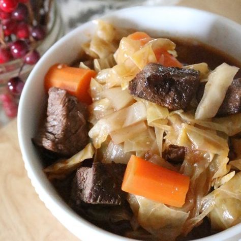 Irish Slow Cooker Beef Stew | Roast Beef and Cabbage Stew Irish Beef Stew Recipe, Paleo Beef Stew, Slow Cooker Recipes Beef Stew, Cabbage Stew, Irish Beef Stew, Hp Sauce, Welsh Recipes, Crockpot Recipes Beef Stew, Beef Stew Crockpot