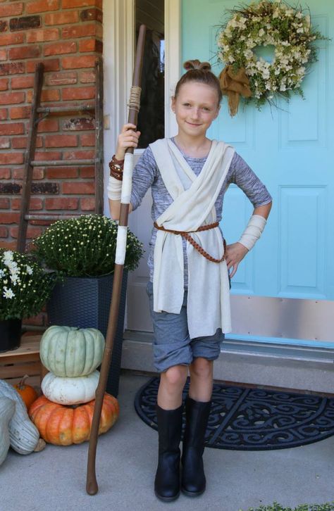 Make this super easy DIY Star Wars Rey Costume from The Force Awakens, using things you already have on hand! Rey Costume Diy, Rey Star Wars Costume, Star Wars Costumes Diy, Rey Costume, Star Wars Halloween Costumes, Diy Halloween Games, Star Wars Halloween, Star Wars Diy, Diy Halloween Projects