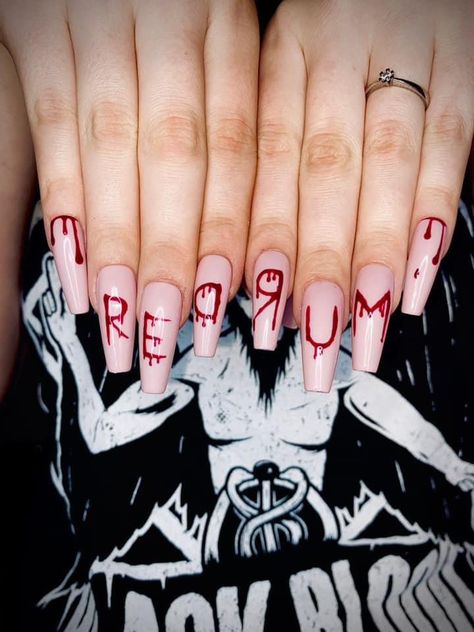 Redrum Nails Halloween, Red Rum Nails Halloween, Horror Press On Nails, Labyrinth Inspired Nails, Simple Halloween Nail Art Short Nails, Short Acrylic Nails Spooky, Gothic Acrylic Nails Coffin, Rebelde Inspired Nails, 13 Nail Design