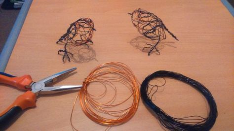 Wire Birds, Sculptures Sur Fil, Chicken Wire Sculpture, Fantasy Wire, Chicken Wire Crafts, Wire Bird, Aluminum Crafts, Wire Art Sculpture, Wire Trees