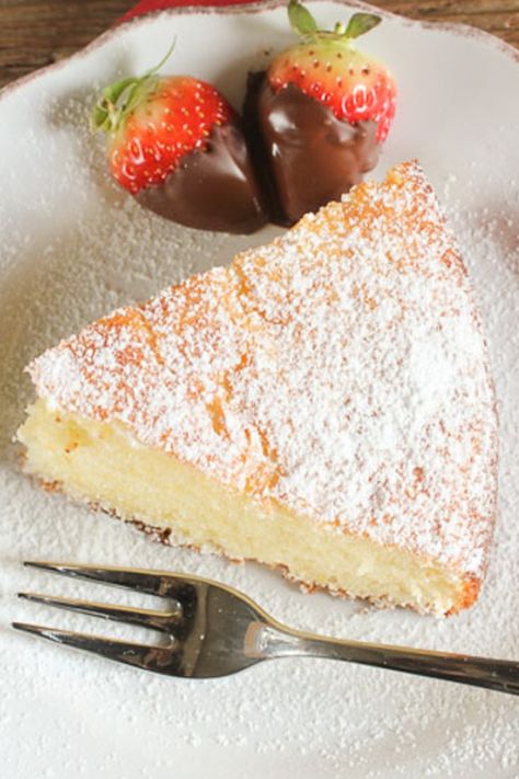 A super easy healthy Greek yogurt cake recipe, delicious and moist, strawberry, blueberry you decide, Greek yogurt or non! Easy Yogurt Cake. via @https://it.pinterest.com/Italianinkitchn/ Yogurt Cake Recipe, Cake Recipes Uk, Greek Yogurt Cake, Yogurt Dessert, Yoghurt Cake, Healthy Greek Yogurt, Gf Flour, Cake Strawberry, Cake Simple