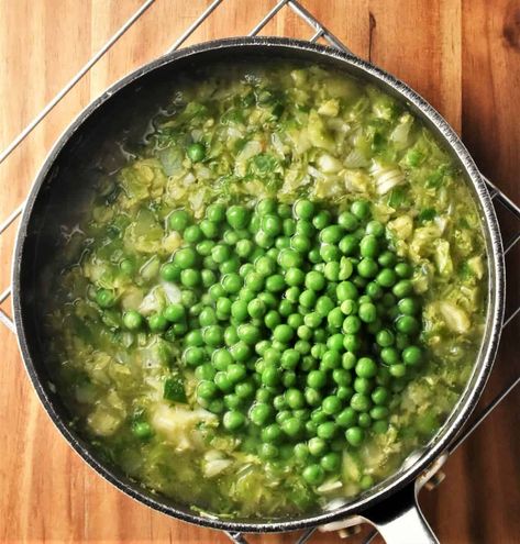 This brussels sprout soup is delicious, nutritious and ready in just 15 minutes! Despite its simplicity (of ingredients as well as cooking method) this soup is full of flavour, which is quite different from the flavour of traditionally cooked sprouts. This soup will make you see brussels sprouts in a completely new light! #brusselssprouts #creamysoup #wintersoup #brusselsproutsoup #everydayhealthyrecipes Brussel Sprouts Soup, Brussels Sprout Soup, Sprout Soup, Bressule Sprouts Recipe, Brussels Sprouts Soup Recipe, Brussel Sprout Leaves, Brussel Sprout Soup, Bruccels Sprouts, Chicken Wild Rice Soup