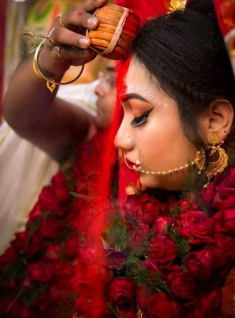 Bengali Wedding Photography Poses, Sindur Dan Photography, Sindoor Khela, Bridal Pic, Kolka Design, Bengali Fashion, Marriage Photo, Wedding Album Cover Design, Indian Bride Photography Poses