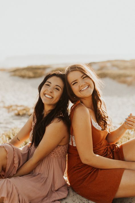 Poses For Pics With Bestie, Photography Poses 2 People, Bestie Photoshoot Ideas Outside, Bff Poses Aesthetic, Best Friend Photoshoot Beach, Best Friend Field Photoshoot, Teenage Sister Photoshoot Ideas, Best Friend Professional Photoshoot, Bsf Photo Shoot Ideas