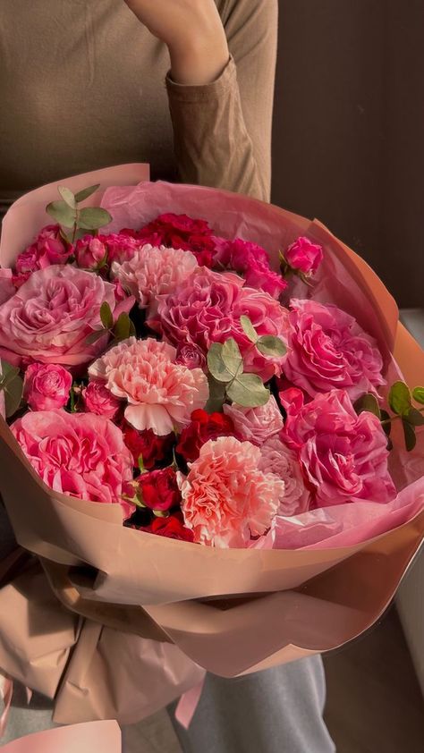 Pink Flowers Aesthetic Bouquet, Flower Arrangement Aesthetic, Pink And Red Bouquet, Pretty Flower Arrangements, Bouquets Aesthetic, Bouquet Of Flowers Aesthetic, Pink Red Aesthetic, Aesthetic Flower Bouquet, Flower Bouquet Aesthetic