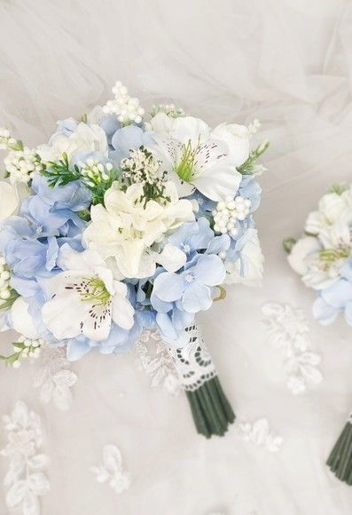 Prom Flowers Bouquet, Small Wedding Bouquets, Prom Bouquet, Simple Wedding Bouquets, Bridal Party Bouquets, Azul Serenity, Blue Wedding Bouquet, Wedding Bouquets Bride, Bridal Bouquet Flowers