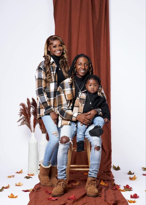 Fall Picture Outfits, Family Christmas Pictures Outfits, Maternity Picture Outfits, Family Holiday Pictures, Christmas Pictures Outfits, Fall Photo Shoot Outfits, Christmas Family Photoshoot, Family Photoshoot Poses, Fall Family Photo Outfits