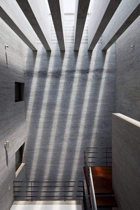 © Hiroyuki Oki | Gia Lai House | Sustainability | Concrete Vo Trong Nghia, Arch Light, Detail Arsitektur, Concrete Architecture, Gia Lai, Patio Interior, Brutalist Architecture, Space Architecture, Light And Space