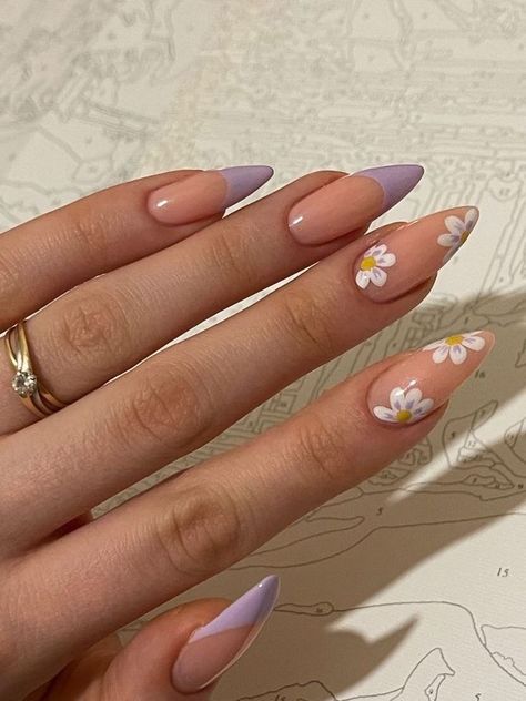 August Acrylic Nails, Flower Nail Designs Acrylic, August Nails 2022, Simple Flower Nail Designs, Vintage Nails, Lavender Nails, Daisy Nails, Colorful Nails, Classy Acrylic Nails