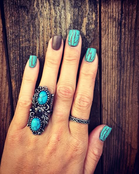 Matte brown and turquoise crackle nails I did. Kinda miss my usual matte black, but loving these! Rodeo Nails, Matte Acrylic Nails, Crackle Nails, Western Nails, Country Nails, Turquoise Nails, Nail Swag, Beautiful Nail Designs, Beach Nails