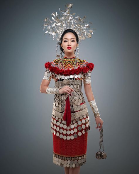 Traditional Dresses Malaysia, Baju Tradisional Sarawak, Sarawak Traditional Costume, Iban Traditional Costume, Malaysia Traditional Clothes, Traditional Malay Clothes, Ngepan Iban, Gawai Dayak, Malaysian Clothes