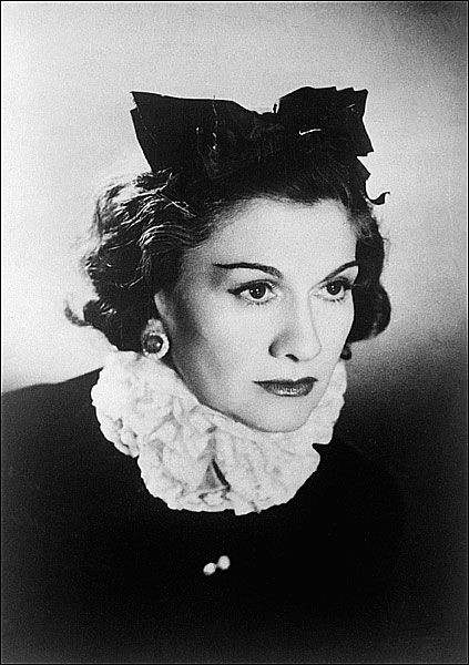 Coco Chanel glamour photograph.  Around the age of 20, Chanel became involved with Etienne Balsan who offered to help her start a millinery business in Paris. Later, wealthy Boy Capel, with the assistance of Balsan were instrumental in Chanel's first fashion venture. Coco Chanel Pictures, Chanel Pictures, Giacca In Tweed, Patchouli Perfume, French Beauty Secrets, Perfume Chanel, Chanel Quotes, Coco Chanel Quotes, Mademoiselle Chanel