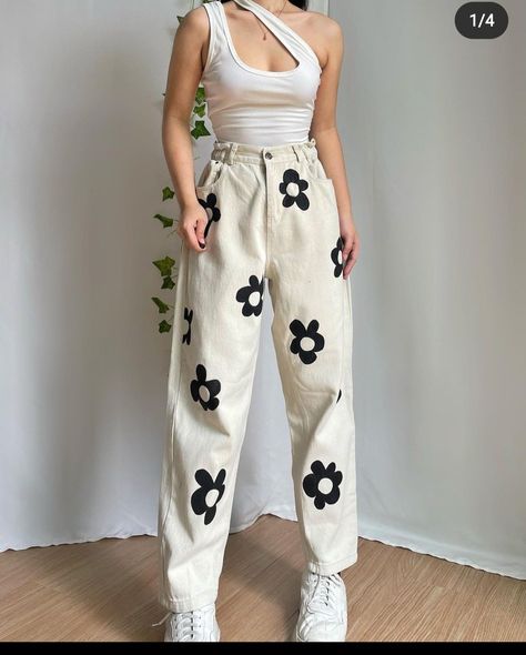 White Jean Painting Ideas, Paint Pants Ideas School, White Jeans Painting Ideas, Custom Jeans Diy, Jeans And T Shirt Outfit, Diy Pants, Painted Clothes Diy, Simple Casual Outfits, Painted Jeans