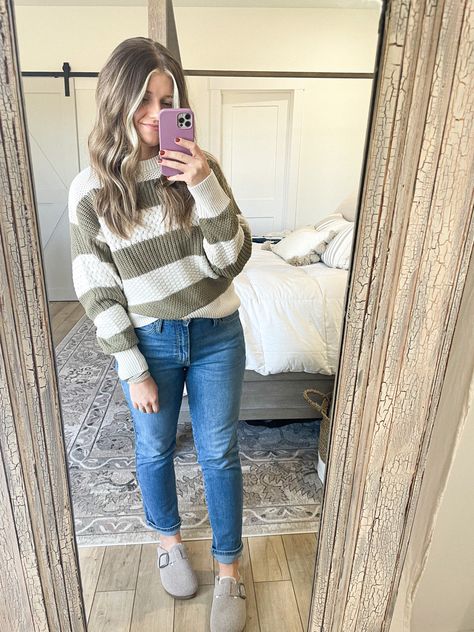 Chunky Sweater And Jeans Outfit, Cardigan And Clogs Outfit, Cute Sweater And Jeans Outfits, Women Clogs Outfits, Jeans And Clogs Outfit, Clog Outfit Winter, Clog Mules Outfit, Womens Clogs Outfits, Outfits With Clogs Fall