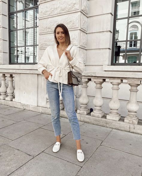 Gucci Slipper Outfit, Loafer Slippers Outfit, White Loafers Outfit Women Casual, White Slippers Outfit, Gucci Slippers Outfit, Gucci Princetown Slipper Outfit, Slipper Shoes Outfit, White Loafers Outfit Women, White Gucci Loafers