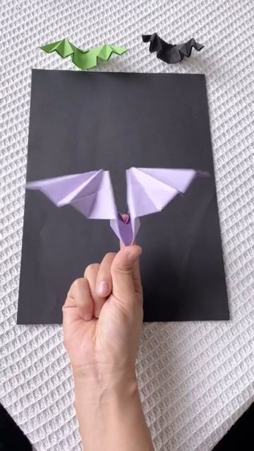 Bat Origami, Origami Bat, Halloween Origami, Creative Origami, Paper Craft Videos, Origami Patterns, Folding Origami, Instruções Origami, Origami Paper Art