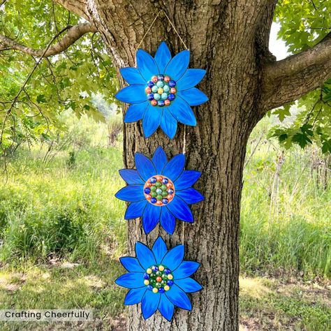 DIY Garden Crafts - Crafting Cheerfully Diy Cute Garden Decor, Hanging Garden Art Diy, Diy Garden Art Projects, Outdoor Wall Decor Diy, Diy Outdoor Garden Decor Projects, Diy Yard Art Crafts, Garden Crafts Diy Yard Art, Yard Art Diy Garden Projects, Diy Outdoor Decorations