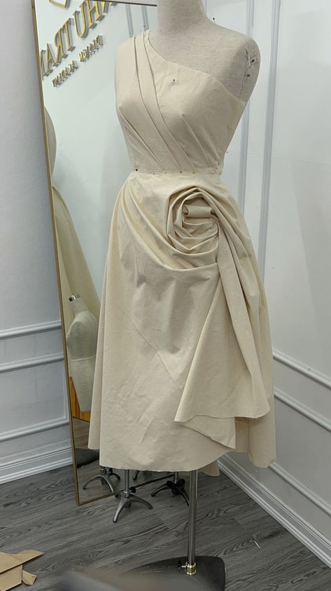 3d Draping Fashion, Muslin Draping, Drapping Dress Ideas, Draped Fashion, Draping Dress, Fashion Draping, Origami Dress, Origami Fashion, Skirt Draping