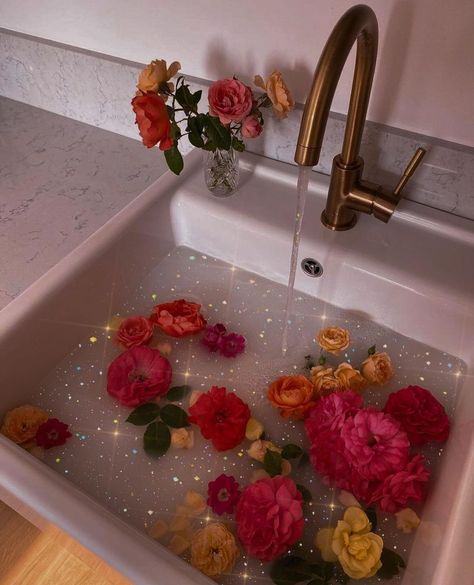 Jessica Aesthetic, 90s Flowers, Room Organisation, Aesthetic 90s, Aesthetic Roses, Cactus Decor, Niche Perfume, Flower Therapy, Indian Summer