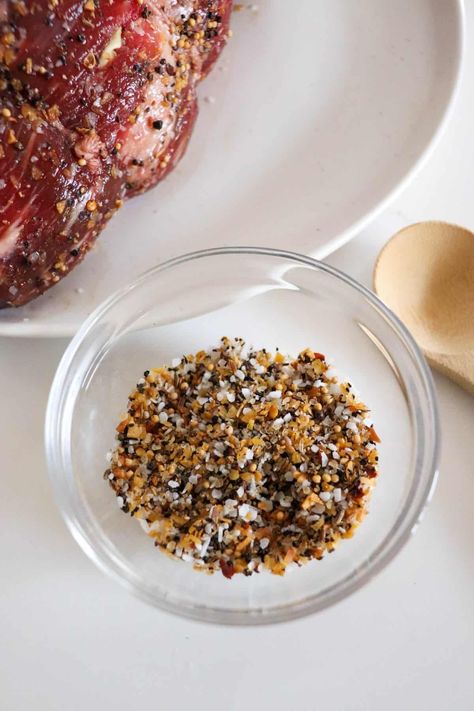 Take your roast beef to the next level with our mouth-watering rub recipe! Perfectly seasoned with a blend of herbs and spices, it's sure to impress. Beef Rub Recipe, Roast Beef Seasoning, The Best Roast Beef, Beef Rub, Burrito Bowl Meal Prep, The Best Roast, Best Roast Beef, Best Roast, Roast Beef Dinner