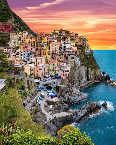 Manarola is a small town, a frazione of the comune of Riomaggiore, in the province of La Spezia, Liguria, northern Italy. It is the second… Pisa Tower, Luxury Boat, Buffalo Games, Amalfi Coast Italy, Beaux Villages, Northern Italy, Framed Canvas Wall Art, Amalfi Coast, Leaning Tower Of Pisa