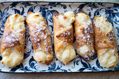 Quesitos Puerto Rico Recipes, Quesitos Puerto Rico, Puerto Rico Recipes, Cream Cheese Pastries, Puff Pastry Ingredients, Using Puff Pastry, Cream Cheese Recipes Dessert, Guava Pastry, Easiest Desserts