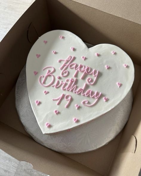 Tårta Design, 19th Birthday Cakes, Heart Birthday Cake, Vintage Birthday Cakes, Cute Birthday Pictures, 16 Birthday Cake, Pink Birthday Cakes, Funny Birthday Cakes, 21 Birthday