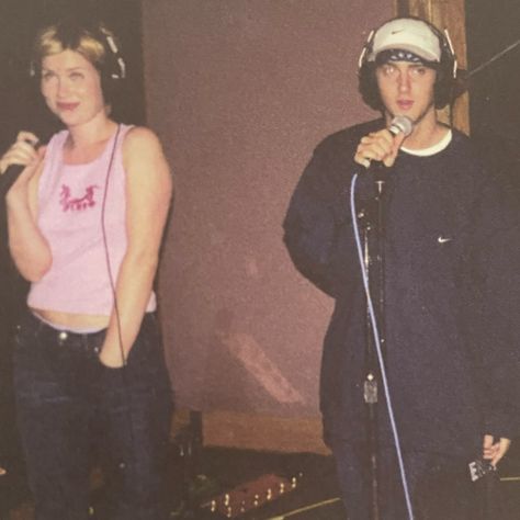 2000s Posters Eminem, Eminem And Dido, Eminem Style 2000s, Eminem Girl Aesthetic, Eminem 90s Style, Eminem Costume, Eminem Room, Eminem 2000s, Eminem Icon