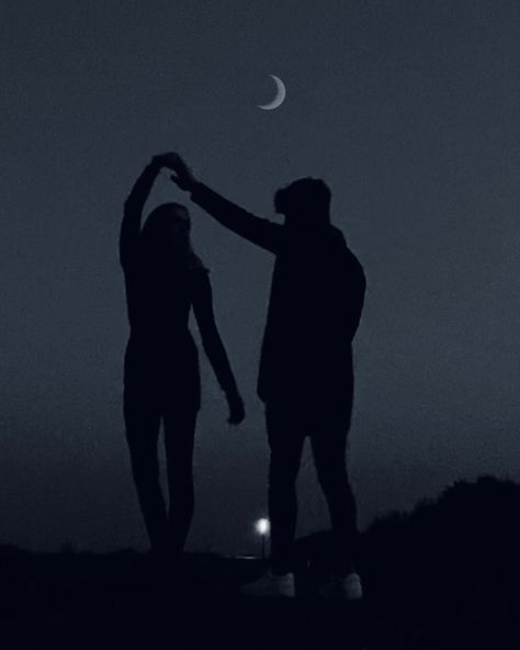 Lovers Under The Moon, Dancing Couple Silhouette, Ideas Portadas, Fantasy Oc, Couple Silhouette, Moon Photos, Silhouette Painting, Under The Moon, Dance With You