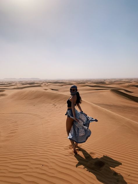 Dubai Picture Ideas, Desert Photoshoot Ideas, Sand Dunes Photoshoot, Dubai Photoshoot, Desert Outfit, Desert Pictures, Dubai Safari, Desert Photoshoot, Desert Aesthetic