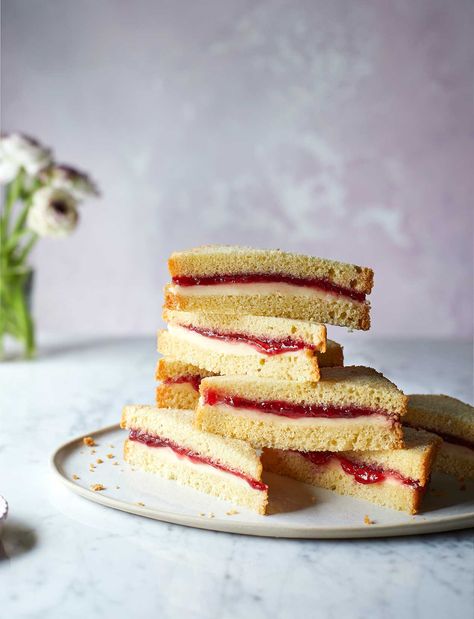 This fun take on a Victoria sponge cake was Great British Bake Off winner Frances Quinn's first signature bake on the show. Follow our recipe to make it at home Cream Biscuit Recipe, Perfect Cake Recipe, British Bake Off Recipes, Sandwich Cream, Bake Off Recipes, Jam Sandwich, Victoria Sponge Cake, Cream Biscuits, Sandwich Cake