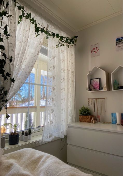 Spring Room Makeover, Spring Bedroom Aesthetic, Cozy Spring Bedroom, Vintage Wallpaper Room, Winter Room Aesthetic, Window Bedroom Decor, Spring Room Aesthetic, Window Decor Bedroom, Spring Bedroom Ideas