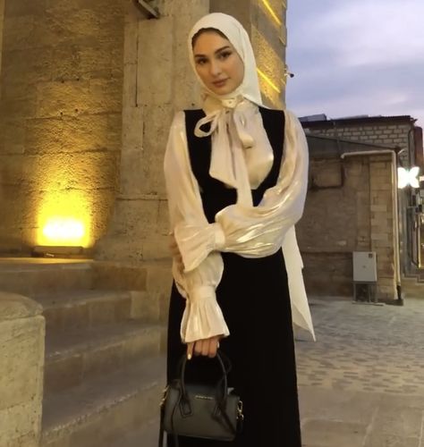 Hijabi Elegant Outfits, Elegant Hijabi Outfits, Black And White Hijab Outfit, Old Money Hijab Outfit, Korean Modest Fashion, Modesty Dress, Stile Hijab, Elegant Outfit Classy, Modest Dresses Casual