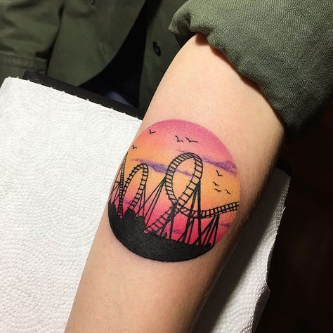 rollercoaster 🌅 #rollercoaster #tattoo #tattooart #landscapetattoo #txttoo #armtattoo #colortattoo #rollercoastertattoo #girlytattoo #cutetattoo #lovemyjob #warsawtattoo #pinkmachinetattoo Rollercoaster Tattoo Ideas, Ep Tattoo, Rollercoaster Drawing, Roller Coaster Tattoo, Rollercoaster Tattoo, Best Roller Coasters, Travel Tattoos, Embroidery Tattoo, Tatuaje A Color