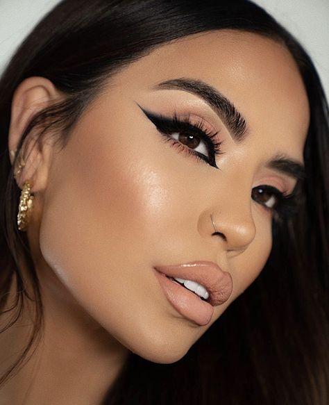 Badass Makeup, Iluvsarahii Makeup, Eyeshadow Ideas, Face Charts, Ariana Video, Woman Tattoo, Celebrity Makeup Looks, Bella Bella, Braut Make-up