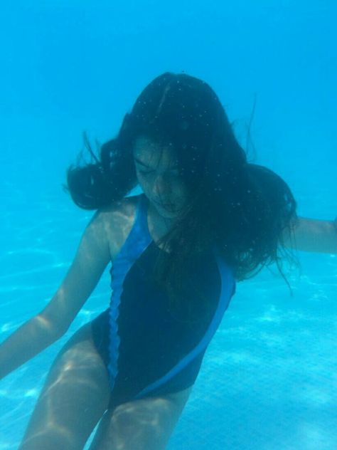 #aesthetic #aes #vintage #summer #water #underwater #swimming #swimsuit #pool #mermaid #vsco #vscogirl Swimming Girlies Aesthetic, Swiming Pull Aesthetic Girl, Woman Swimming Underwater, Aesthetic 00s, Underwater Aesthetic, Sketchbook Reference, Swimming Aesthetic, Diving Pool, Children Swimming Pool