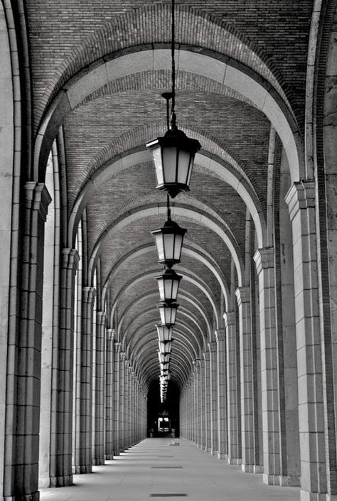 Symmetry Photography, Architecture Photography Buildings, Line Photography, Black And White Photo Wall, Perspective Photography, Architecture Drawing Art, Perspective Drawing, Black N White Images, Black And White Aesthetic